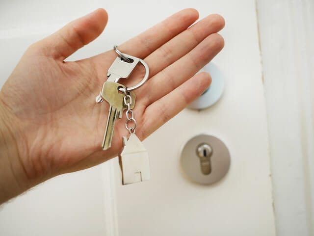 hand holding keys to house